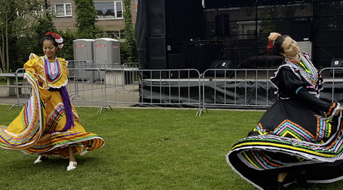 Band met Mexicaanse instrumenten gitaar, vihuela, viool, trompet en accordeon